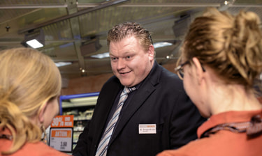 Chef instruiert Mitarbeitende Chef instruiert Mitarbeitende